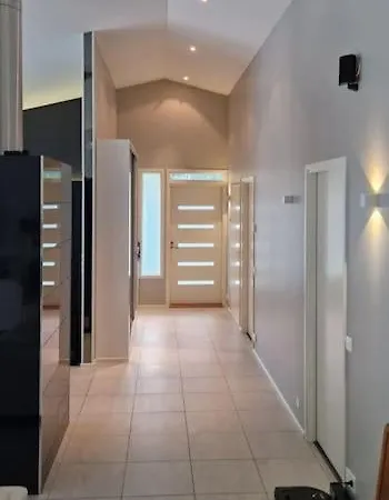 Villa Moderni Talo Laehellae Joulupukkia *